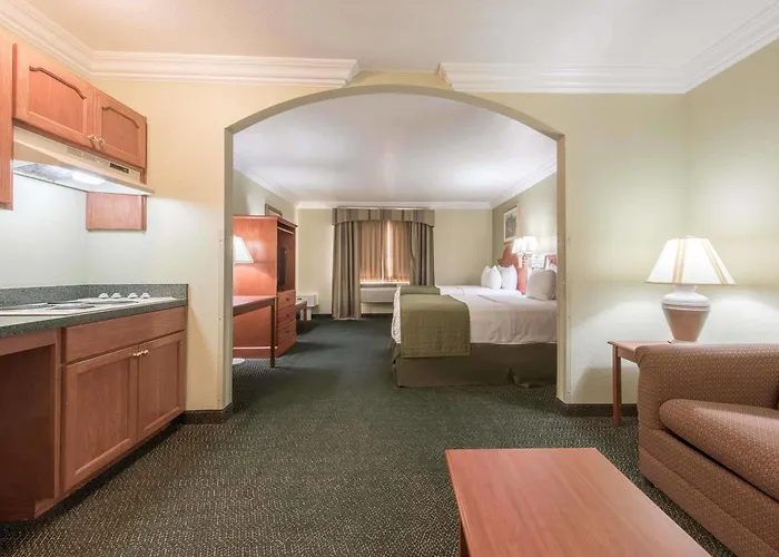 Hotel Surestay By Western Worth Benbrook 3*